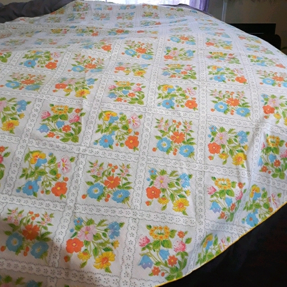 VTG ROUND FLORAL TABLECLOTH - Picture 2 of 5